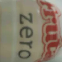 Iogurte desnatado com preparado de ameixa