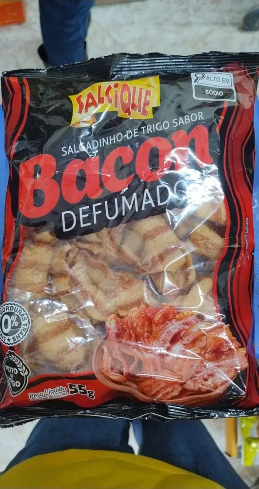 Salgadinho salcique sabor bacon defumado