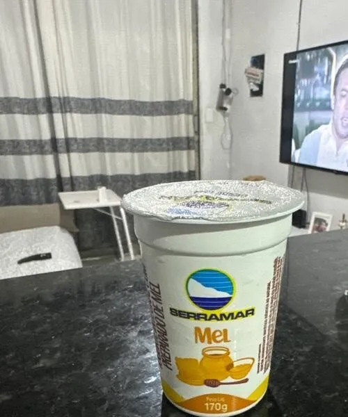 Iogurte integral com preparo de mel