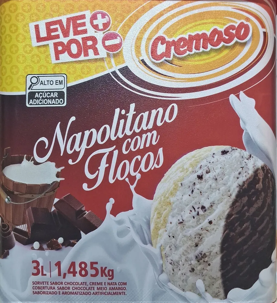 Sorvete sabor chocolate, creme e nata com cobertura sabor chocolate meio amargo