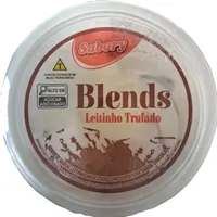Sorvete sabor leitinho mesclado com cobertura sabor chocolate