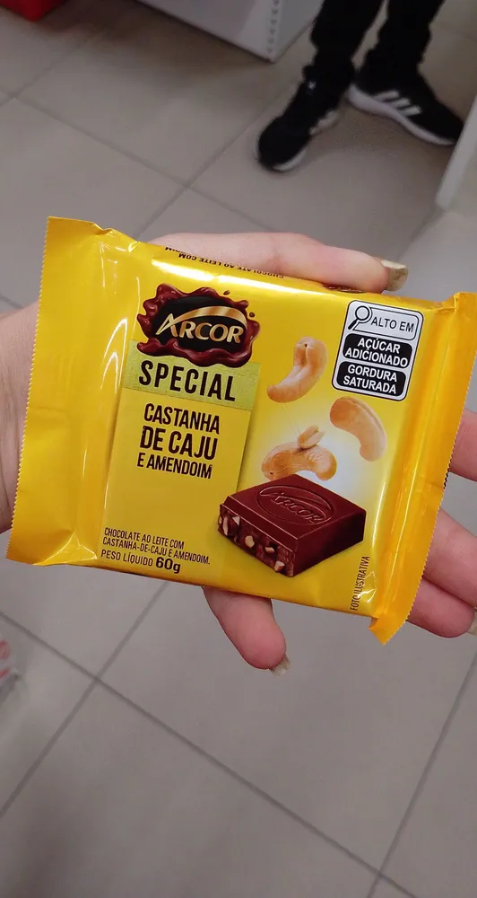 Chocolate ao leite com castsnha de caju - Arcor