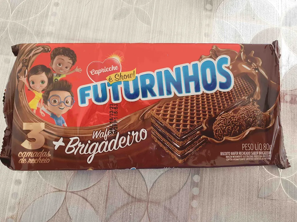 Biscoito wafer recheado sabor brigadeiro