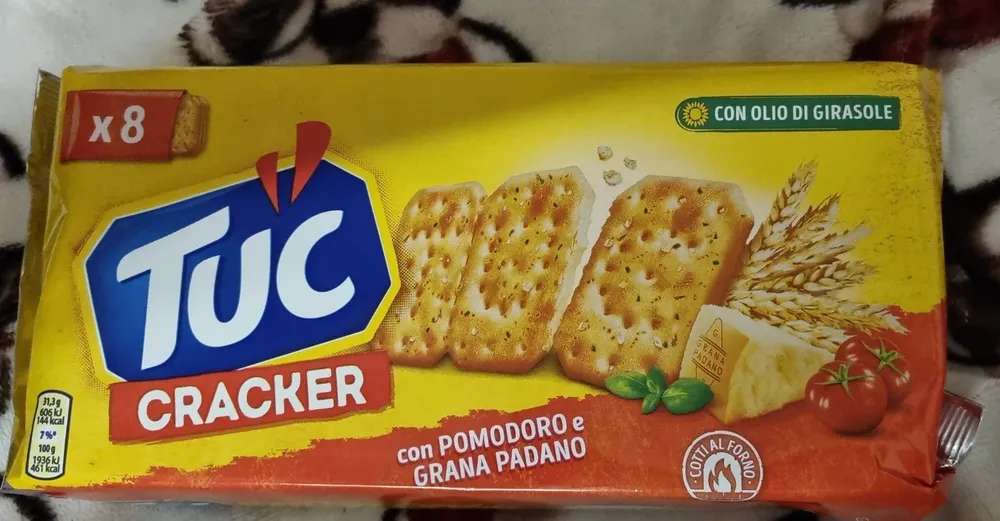 TUC CRACKER CON POMODORO E GRANA PADANO