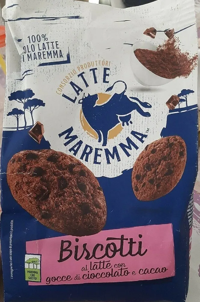 Biscotti al latte con gocce di cioccolato e cacao