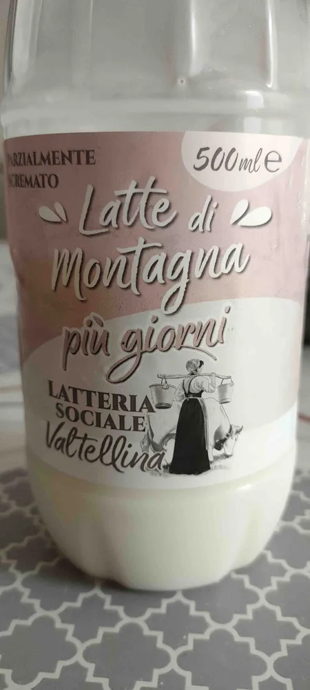 Latte di montagna più giorni parzialmente scremato
