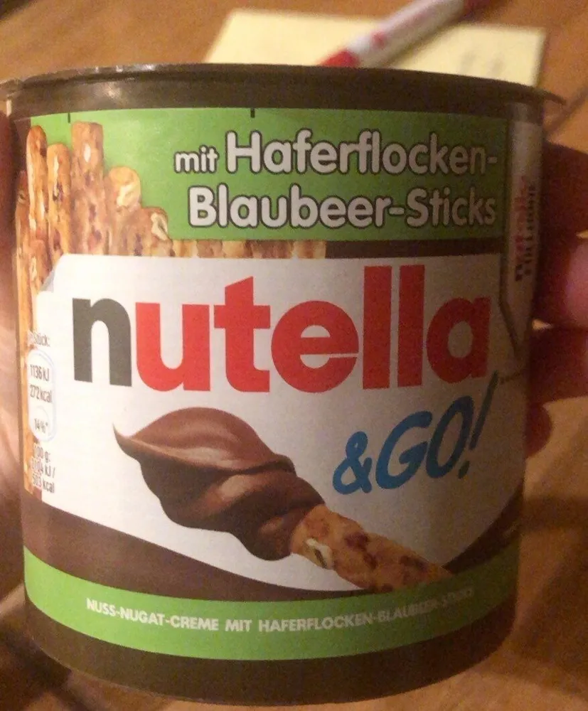 Nuss-Nugat-Creme mit Haferflocken-Blaubeer-Sticks
