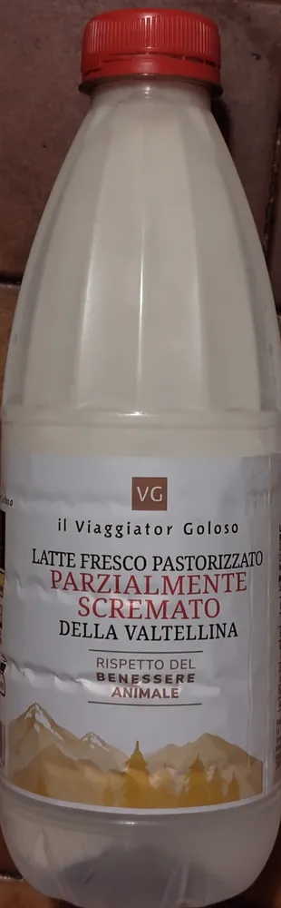 Latte fresco parzialmente scremato della valtellina