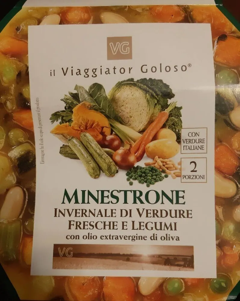 Minestrone invernale di verdure fresche e legumi