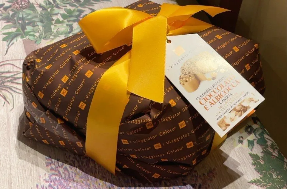 Colomba con gocce di cioccolato e albicocca