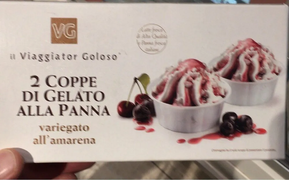 Coppa di gelato alla panna variegato all’amarena