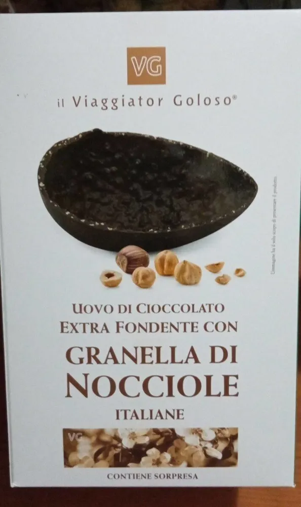 Uovo di cioccolato extra fondente con granella di nocciole