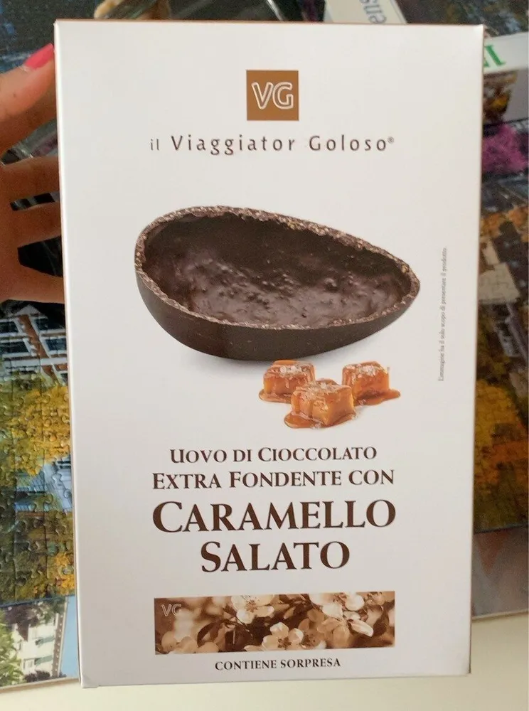 Uovo di cioccolato extra fondente con caramello salato