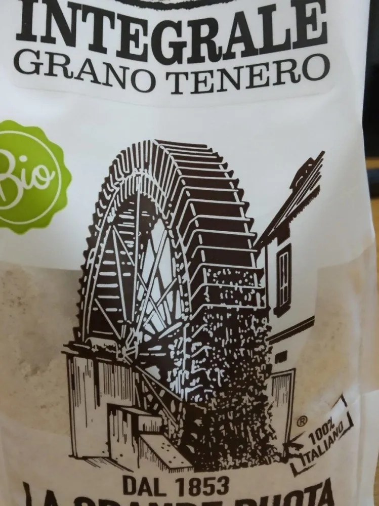 Farina integrale di grano tenero macinata a pitra