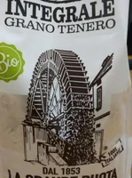 Farina integrale di grano tenero macinata a pitra