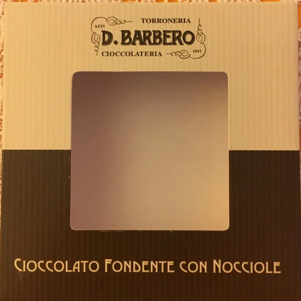 Cioccolato fondente con nocciole