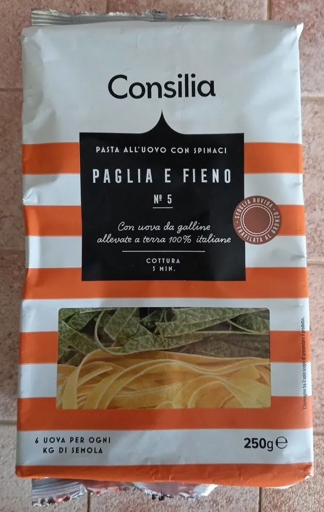 Pasta all'uovo con spinaci paglia e fieno