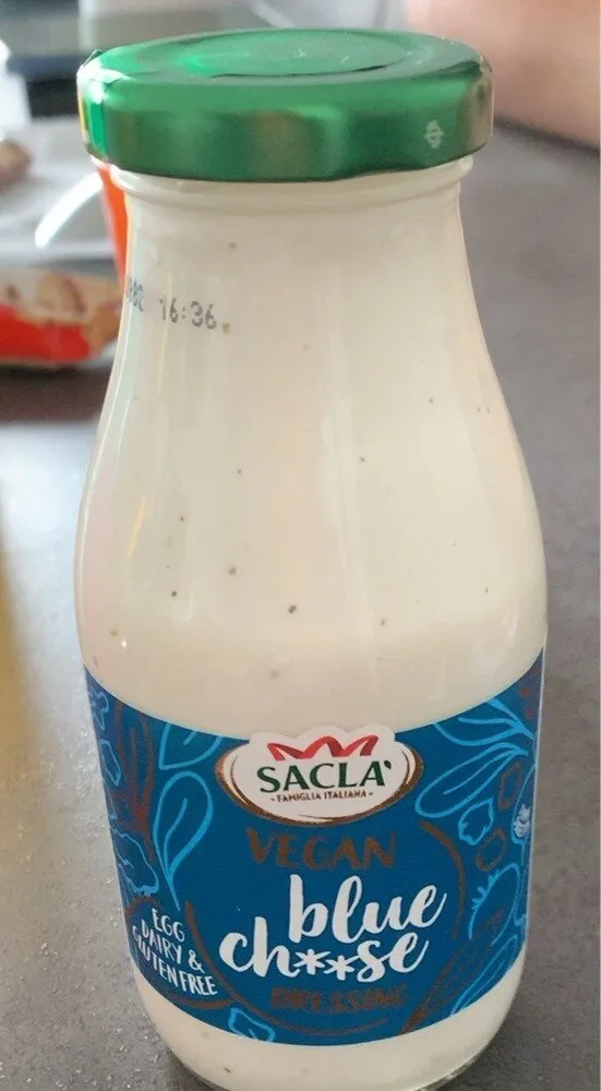 Blue cheese flavour salad dressing