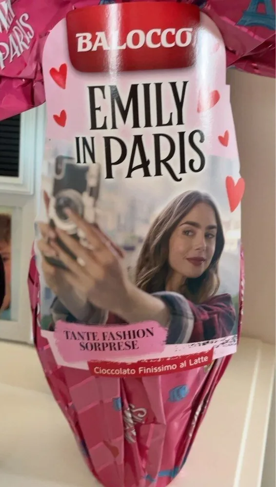 Emily in paris uovo pasquale
