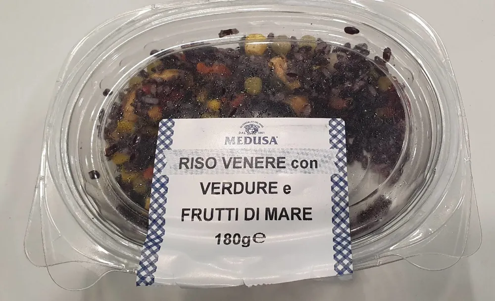 Riso venere con verdure e frutti di mare