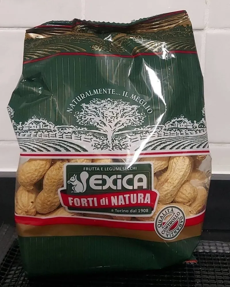 Arachidi con guscio
