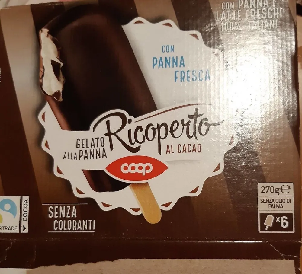 Gelato alla panna ricoperto al cacao
