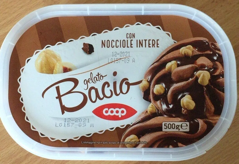 Gelato bacio con nocciole intere
