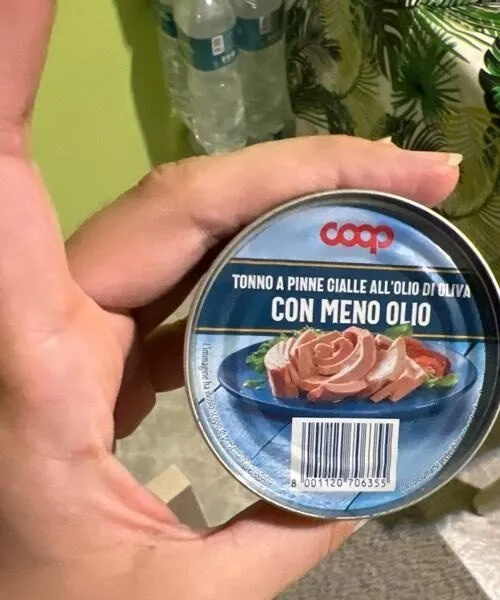 Tonno a pinne gialle all'olio di oliva con meno olio
