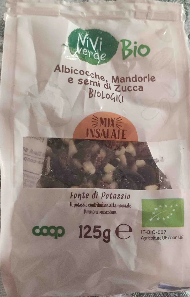 Mix insalate: Albicocche, mandorle, semi di zucca