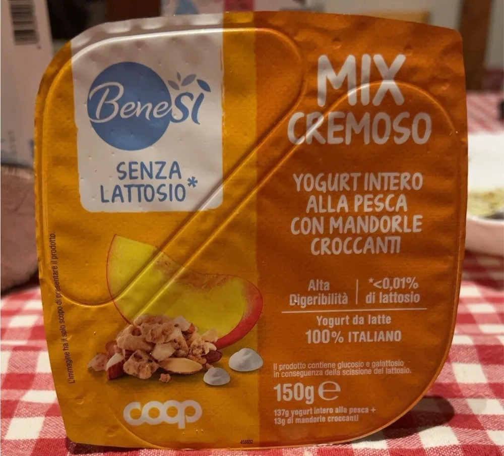 Mix cremoso yogurt intero alla pesca con mandorle croccanti