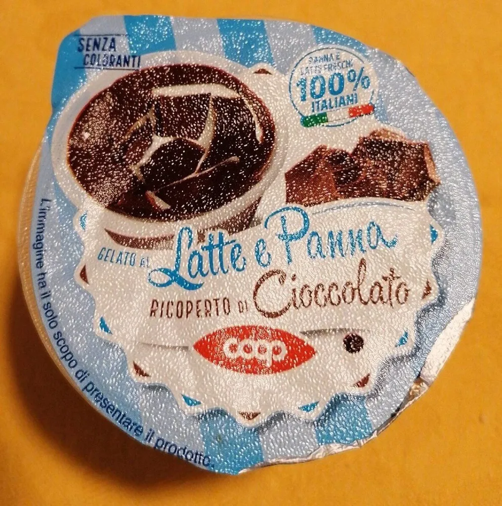 Gelato al latte e panna ricoperto di cioccolato