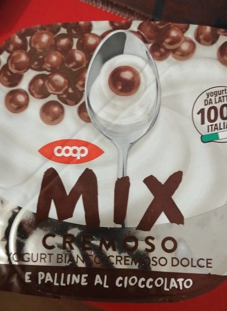 Mix cremoso yogurt cremoso bianco e palline al cioccolato
