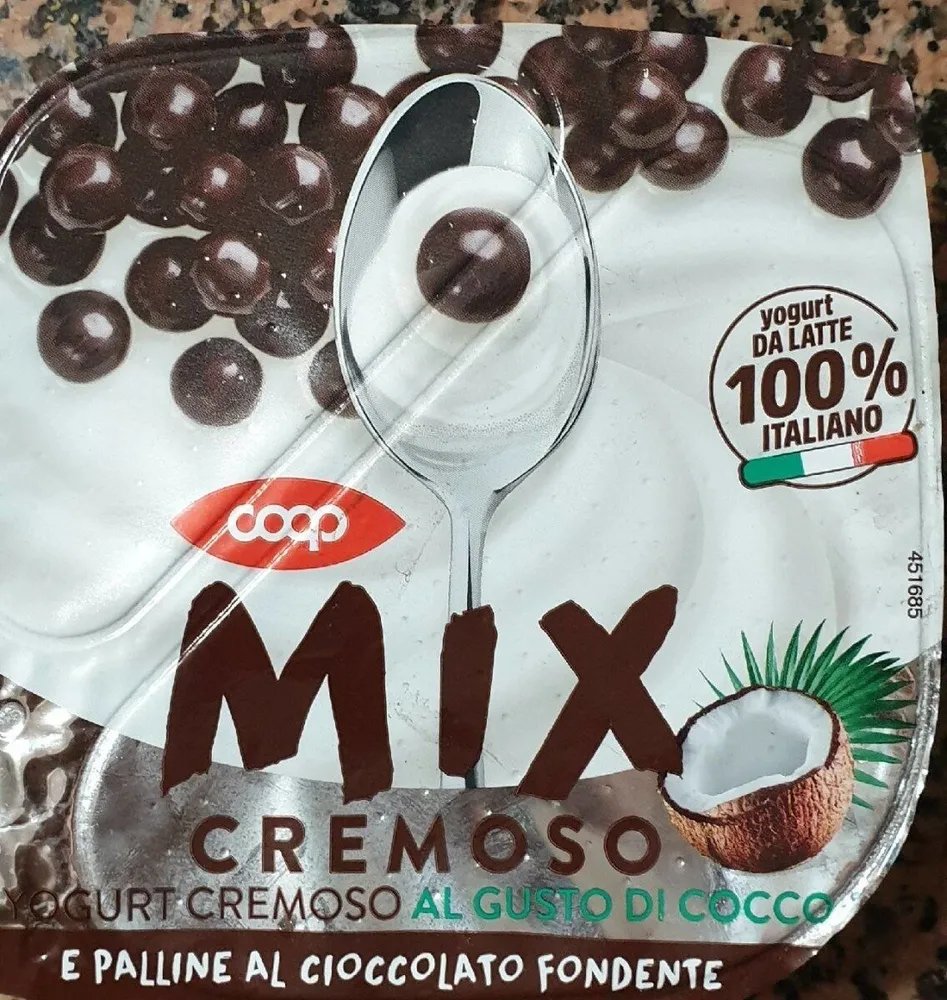 Yogurt al gusto cocco e palline al cioccolato fondente