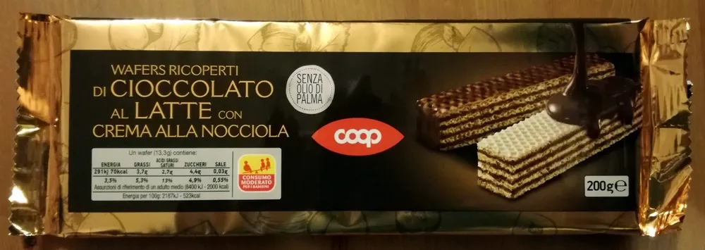 Wafers ricoperti di cioccolato al latte con crema alla nocciola
