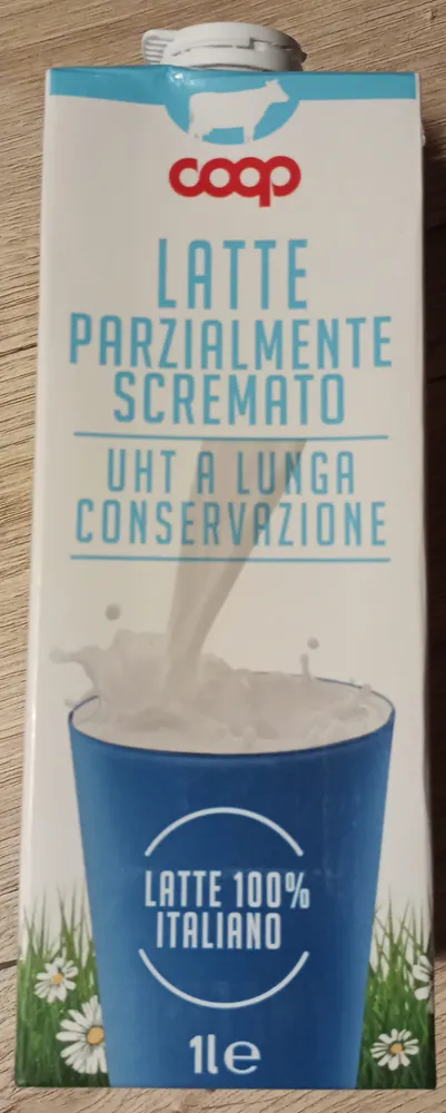 Latte Parzialmente Scremato UHT a lunga conservazione