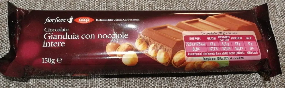 Cioccolato gianduia con nocciole intere
