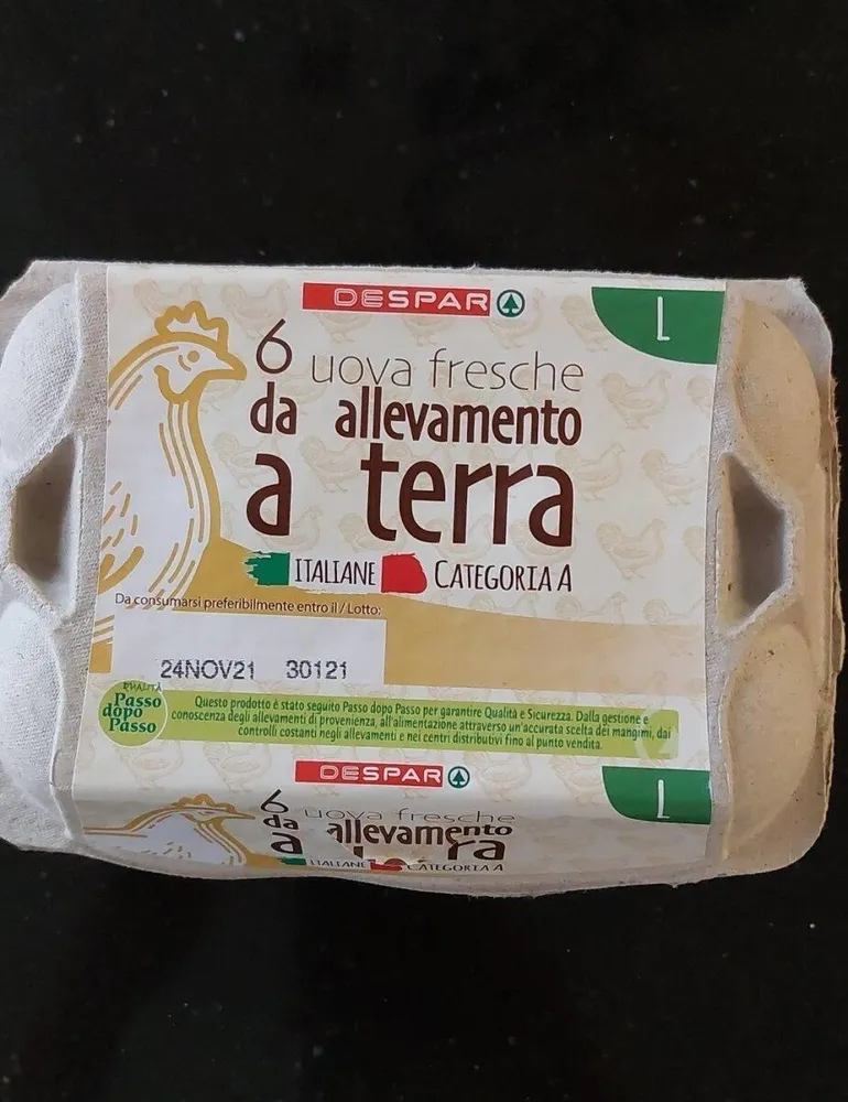 Uova fresche da allevamento a terra L