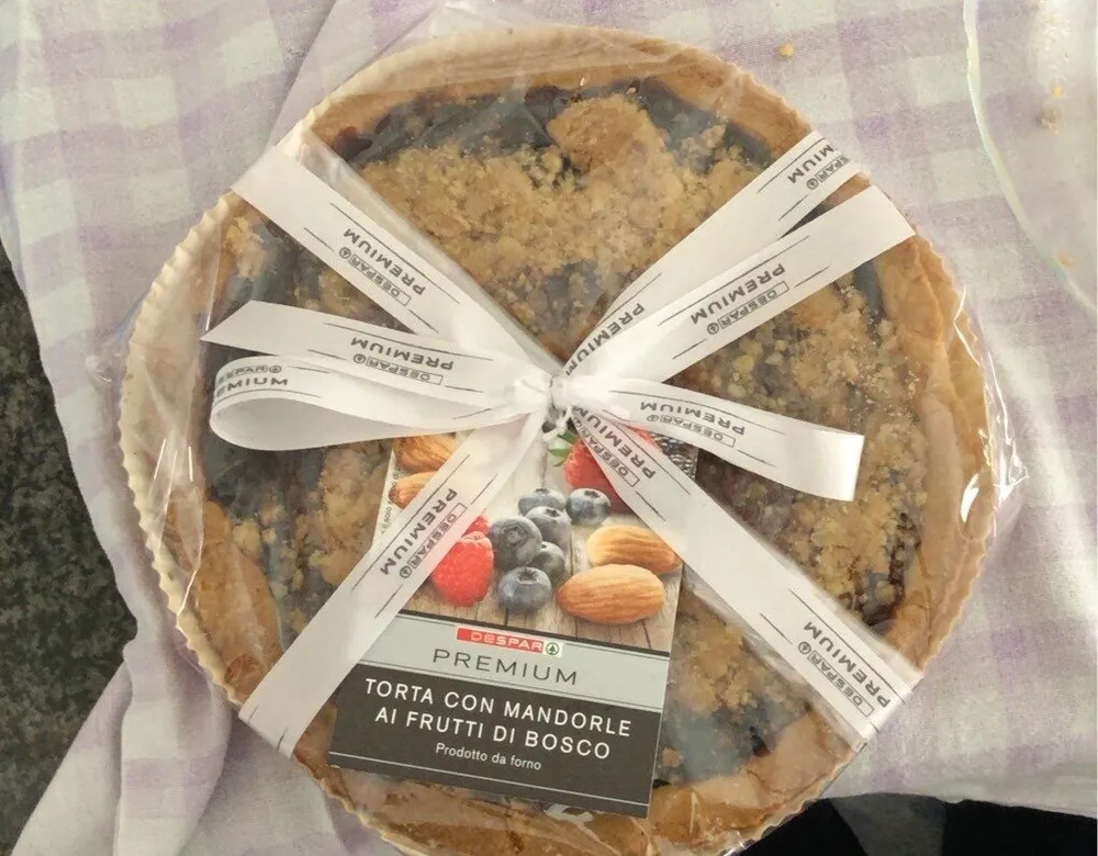 Torta con mandorle ai frutti di bosco
