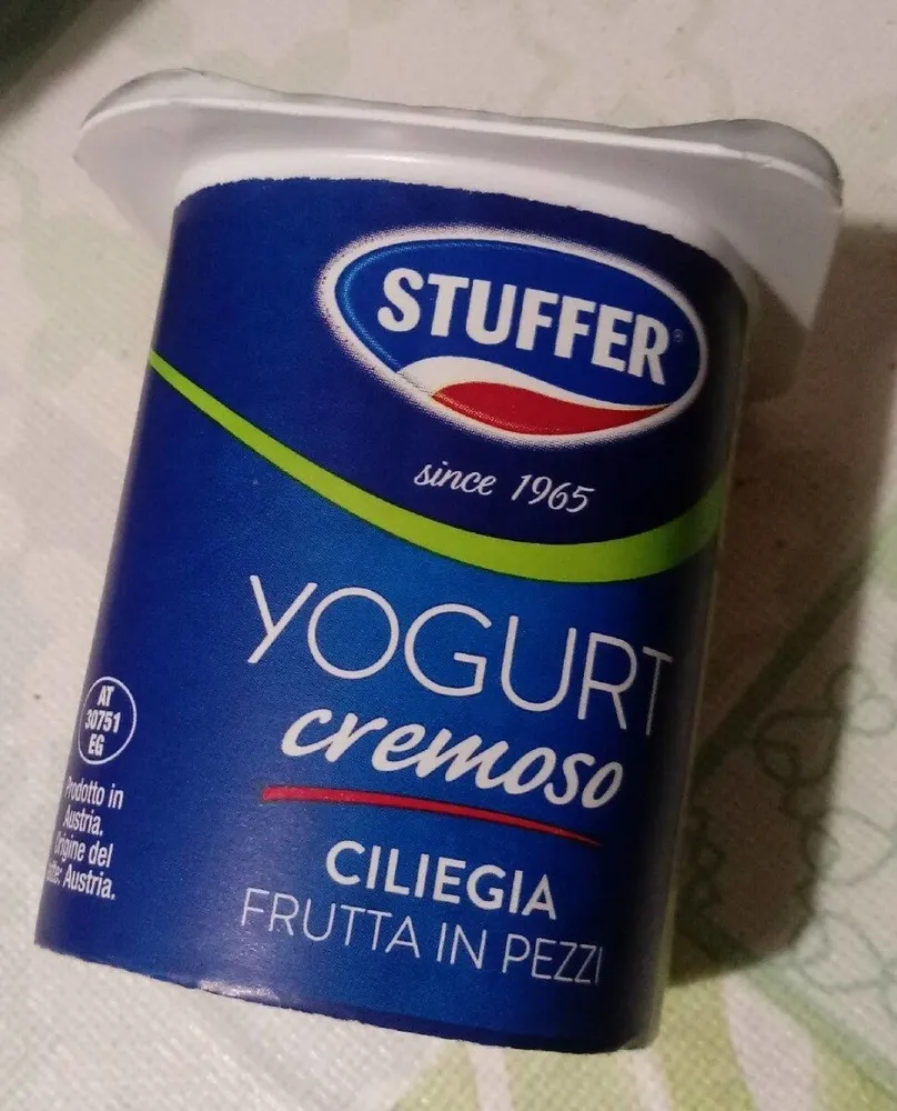 Yogurt cremoso Ciliegia frutta in pezzi