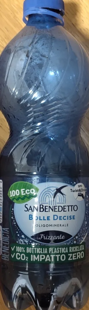 Acqua minerale naturale frizzante bolle decise