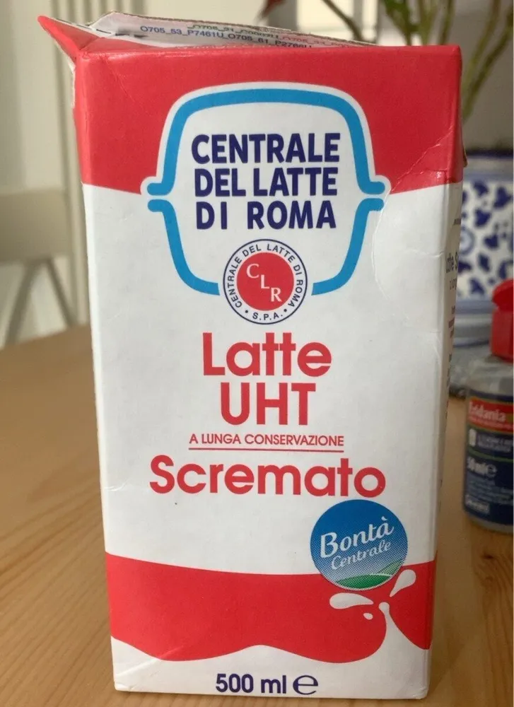Latte UHT scremato a lunga conservazione