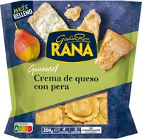 Gourmet ravioli relleno de crema de queso con pera