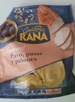 Pasta fresca al huevo rellena de pavo, pasas y piñones