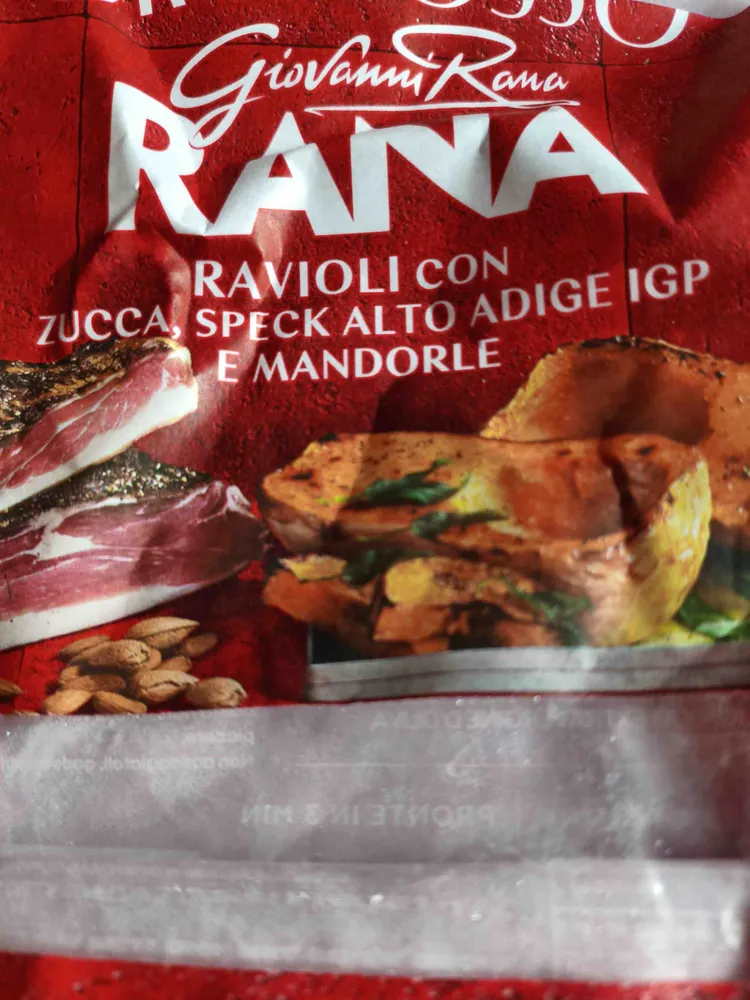 Ravioli con zucca, speck e mandorle