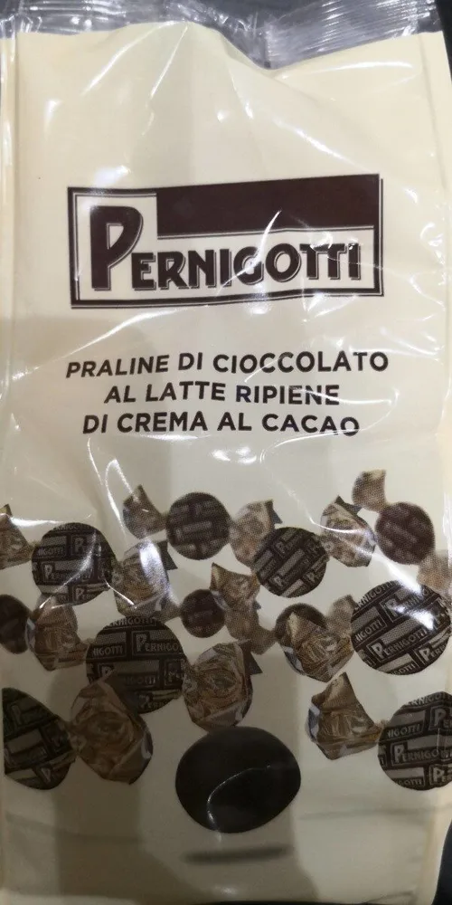 Praline di cioccolato al latte ripiene di crema al cacao