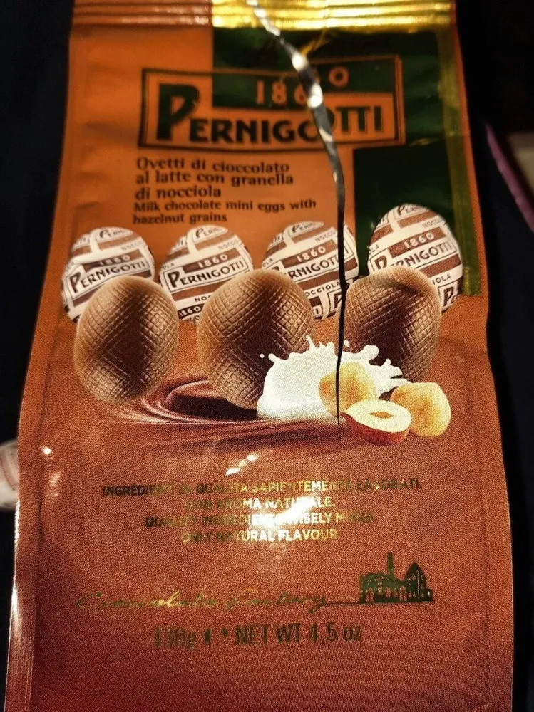 Ovetti di cioccolato al latte con granella di nocciola