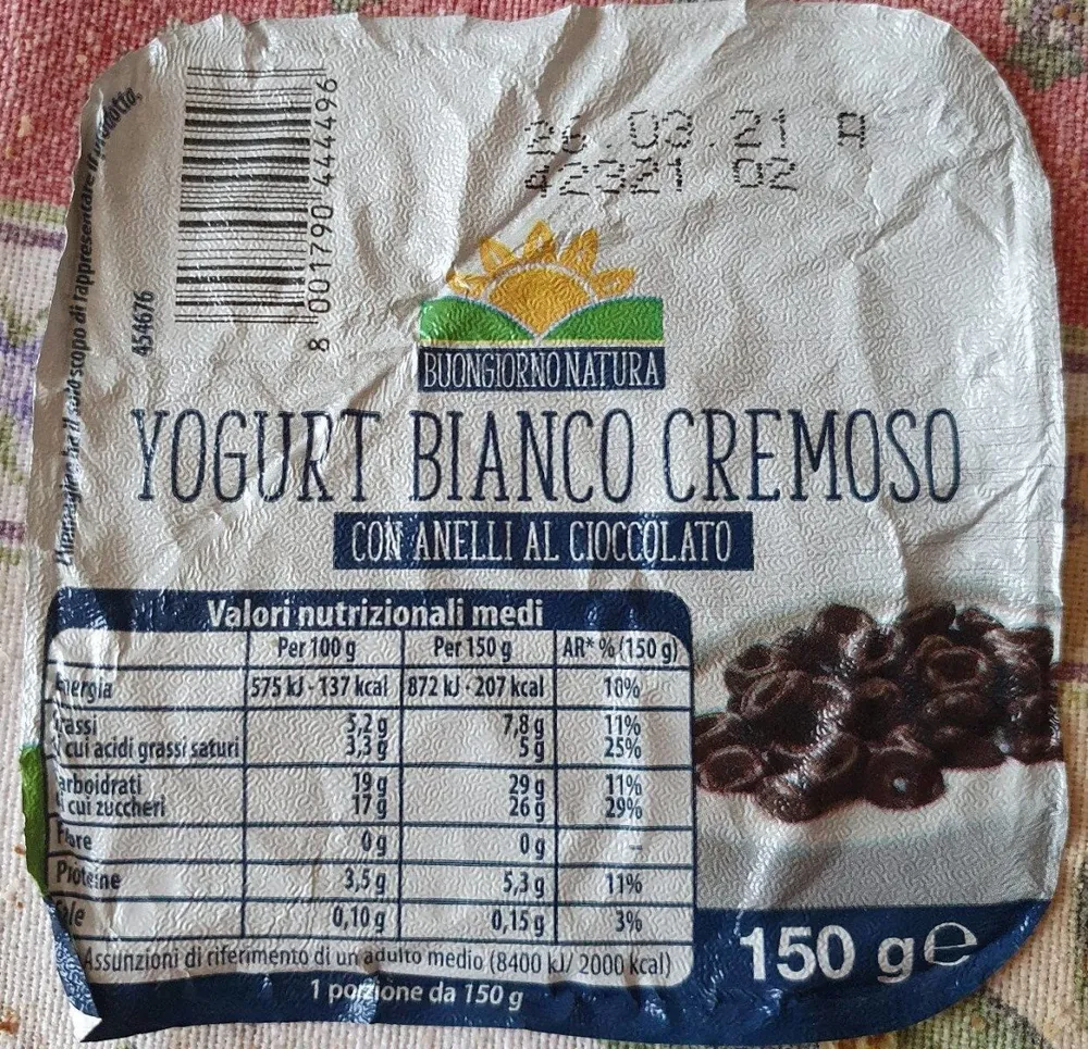 Yogurt bianco cremoso con anelli di cioccolato