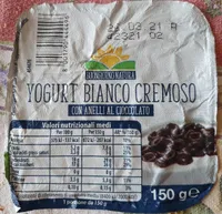 Yogurt bianco cremoso con anelli di cioccolato