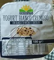 Yogurt bianco cremoso con granella di nocciole e cioccolato