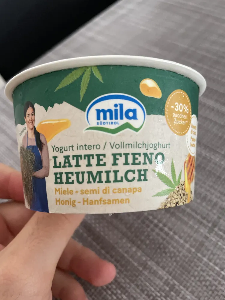Yogurt intero latte fieno al miele e semi di canapa